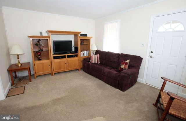 6405 Sharon Road Baltimore, MD 21239 - Photo 6 of 27 Living Room