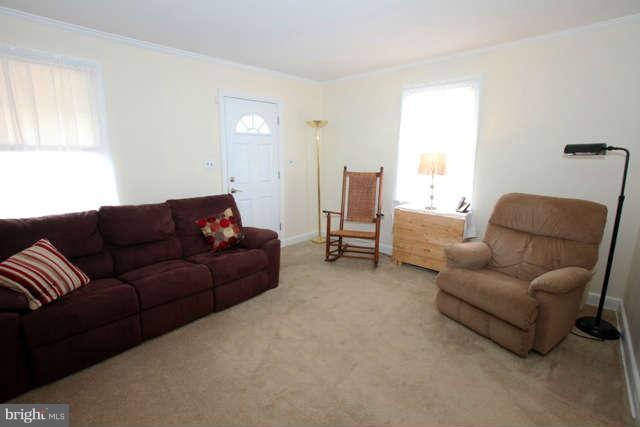 6405 Sharon Road Baltimore, MD 21239 - Photo 7 of 27 Living Room
