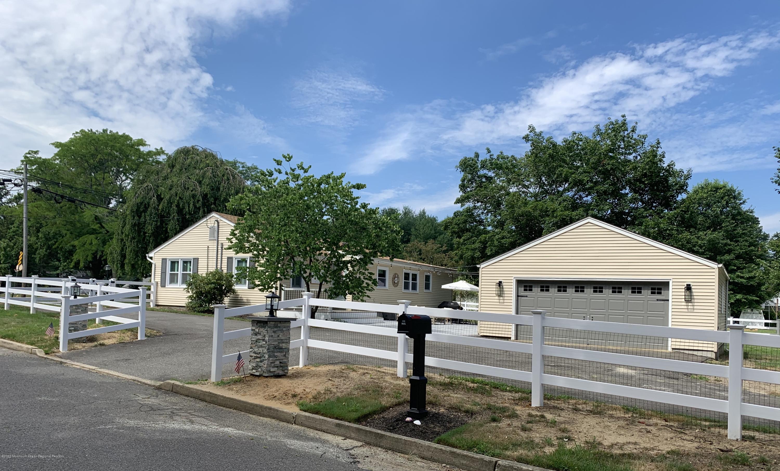 Large Driveway on Jennifer Dr