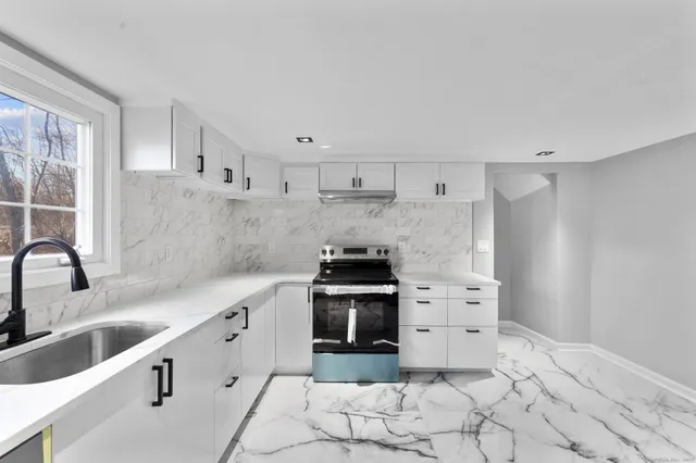 $375,000 | 76 Kane Street, Southington, CT 06489