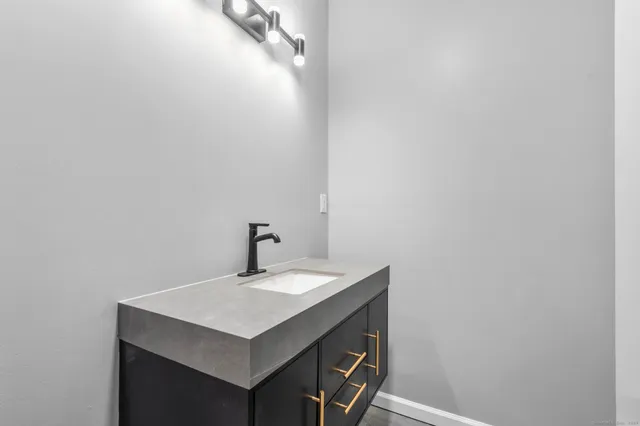 $375,000 | 76 Kane Street, Southington, CT 06489