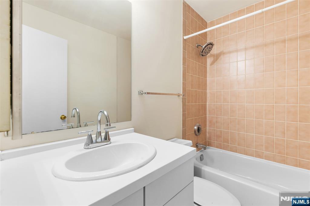 1150 River Road, Unit 4H Edgewater, NJ 07020 - Photo 29 of 44