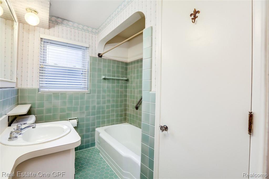 457 Lexington Road Grosse Pointe Farms, MI 48236 - Photo 15 of 26