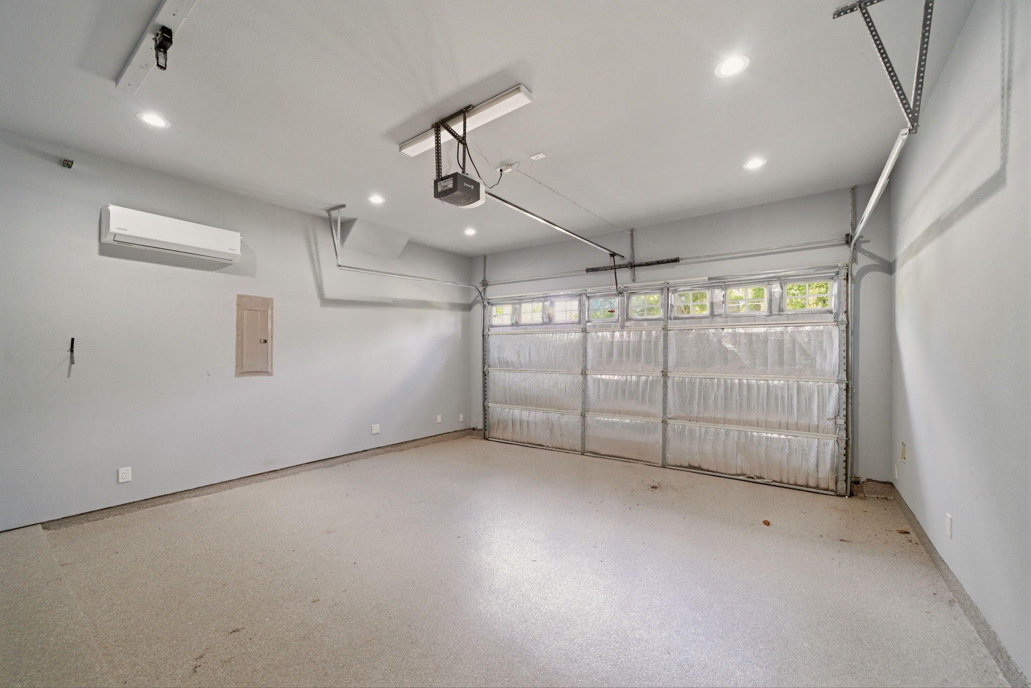 1007 Kern Street Houston, TX 77009 - Photo 25 of 35 an empty room with a empty space and windows
