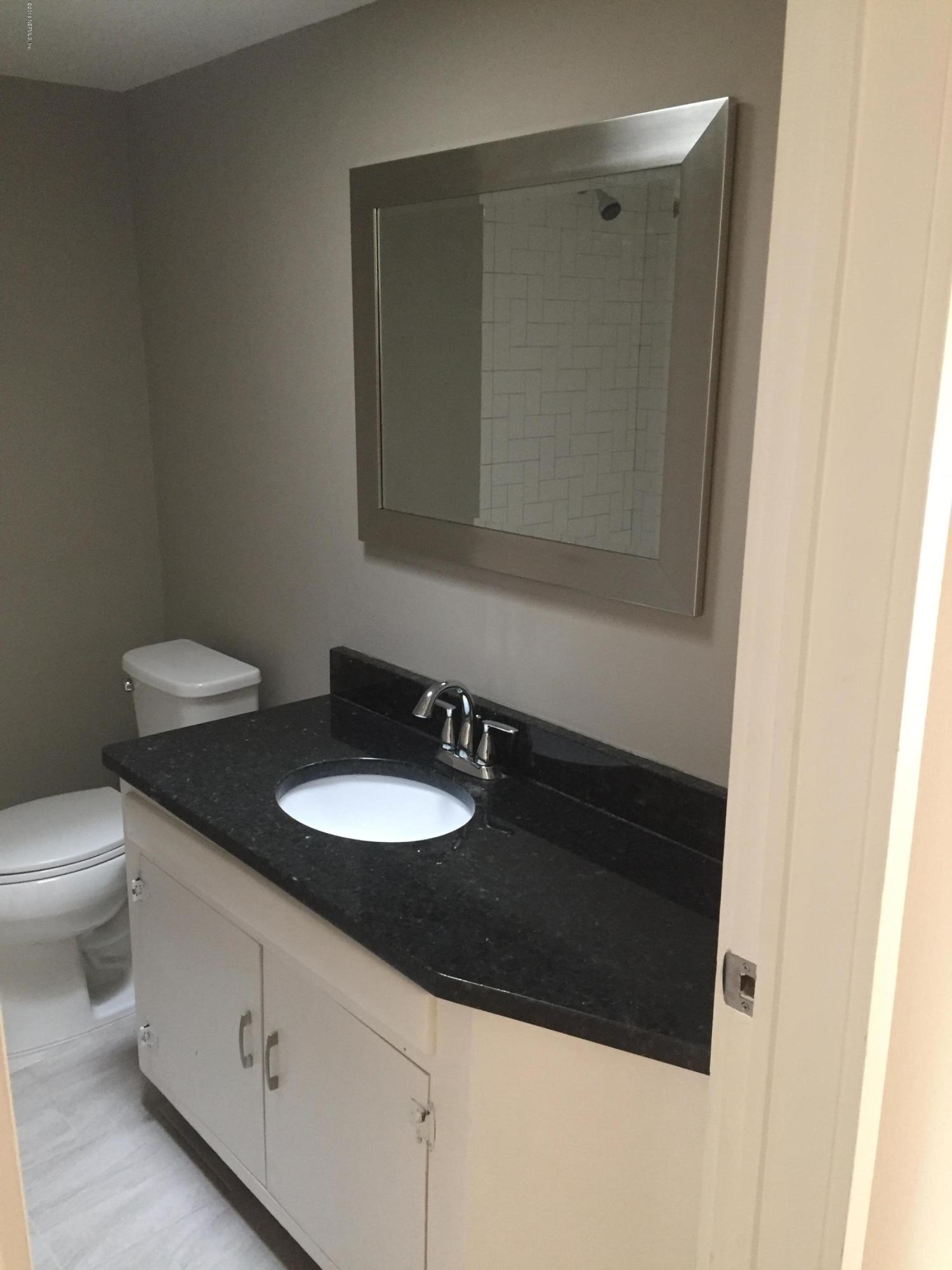 7030 Diamond Head Road Jacksonville, FL 32216 - Photo 16 of 20 Bath hall1