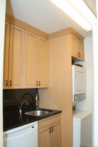 $329,000 | 269 Grand Central Parkway, Unit 22F | Glen Oaks