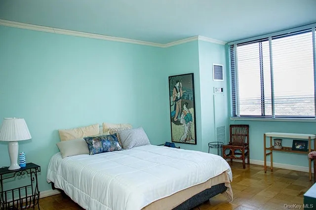 $329,000 | 269 Grand Central Parkway, Unit 22F | Glen Oaks