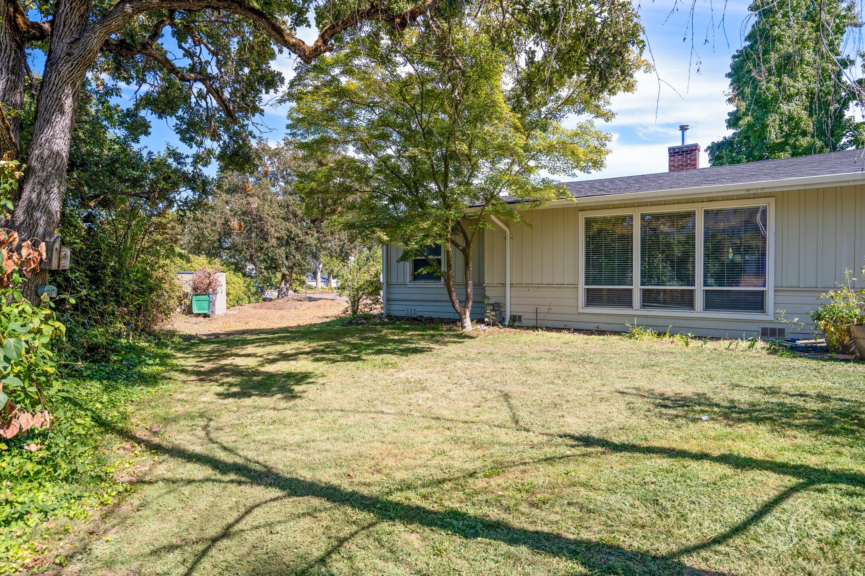 3506 New Ray Road Central Point, OR 97502 - Photo 2 of 23 Front yard