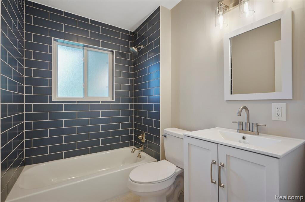 8820 Russell Street Utica, MI 48317 - Photo 11 of 23 Bathoom