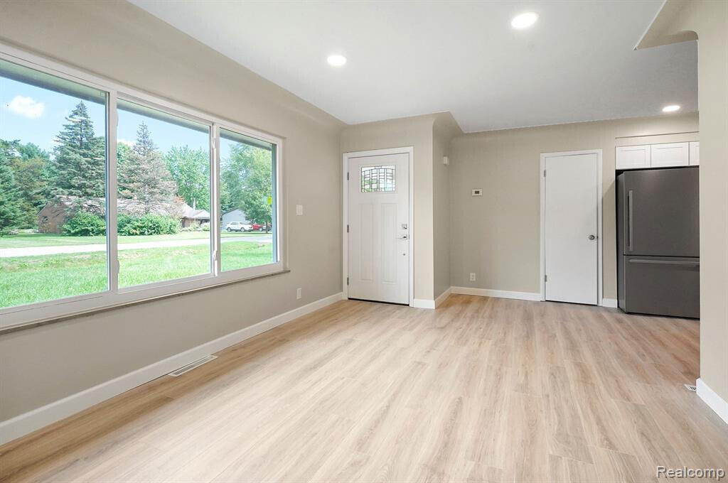 8820 Russell Street Utica, MI 48317 - Photo 14 of 23 8822_Living Room2