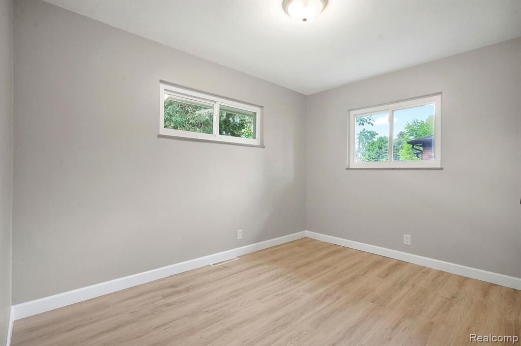 8820 Russell Street Utica, MI 48317 - Photo 18 of 23 8822_Bedrm