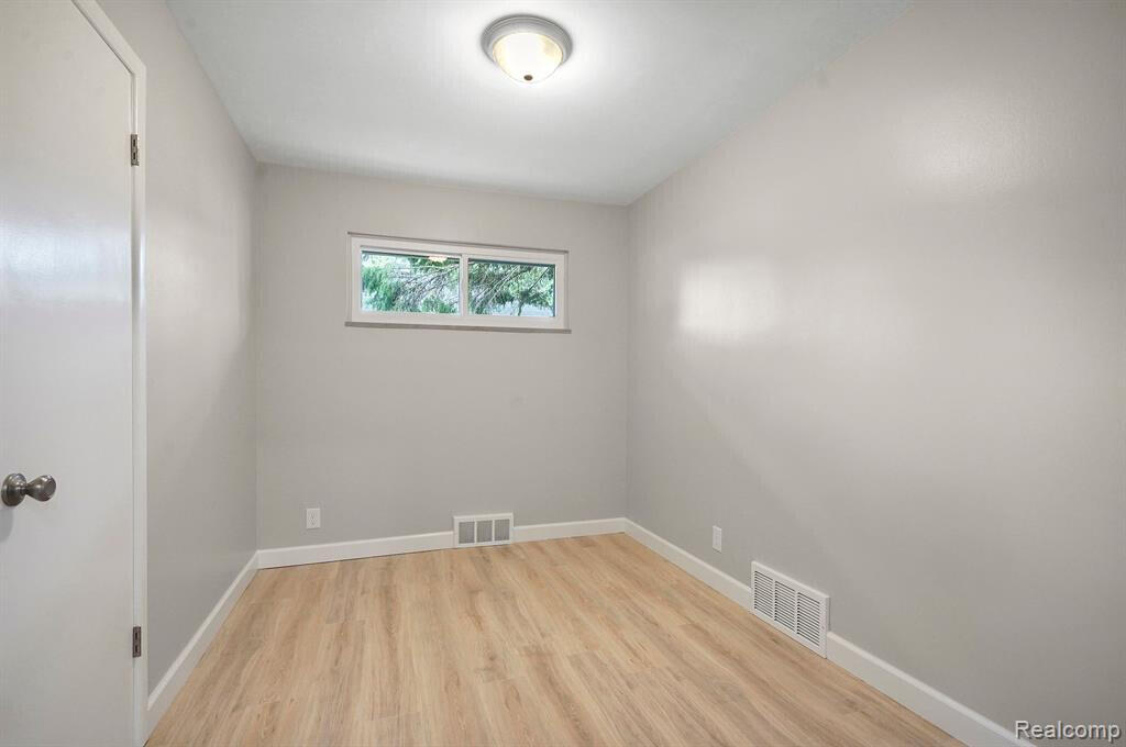 8820 Russell Street Utica, MI 48317 - Photo 19 of 23 8822_Bedroom