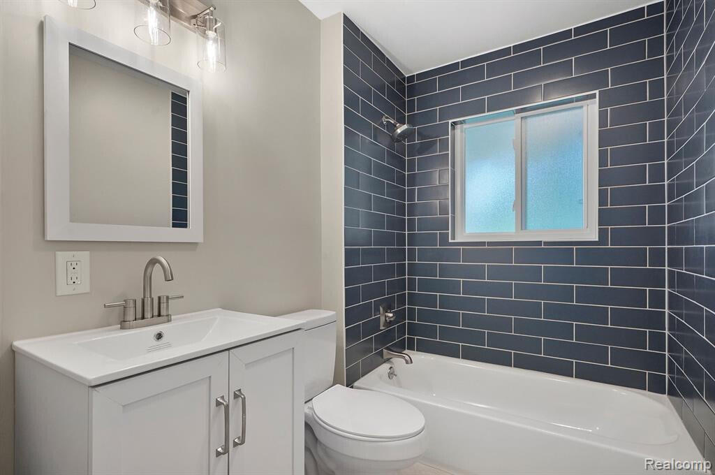 8820 Russell Street Utica, MI 48317 - Photo 20 of 23 8822_Bath