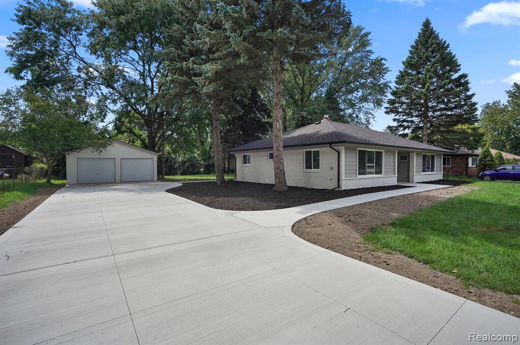 8820 Russell Street Utica, MI 48317 - Photo 3 of 23 Front2