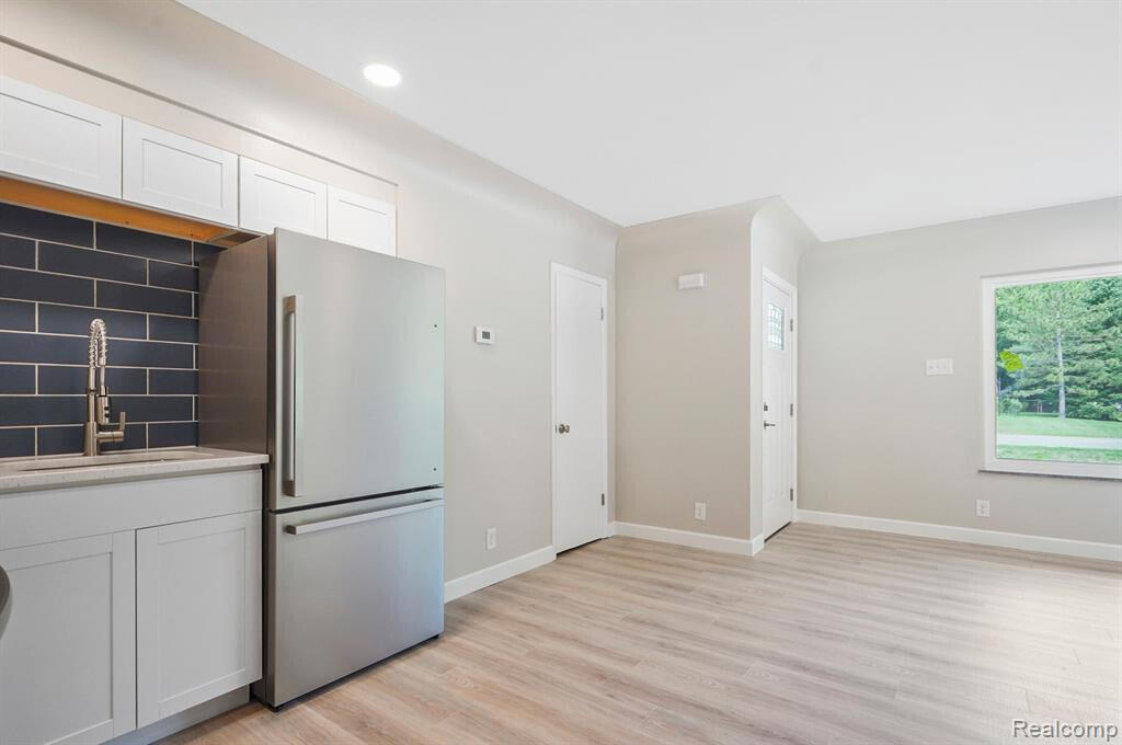 8820 Russell Street Utica, MI 48317 - Photo 8 of 23 8820_Foyer