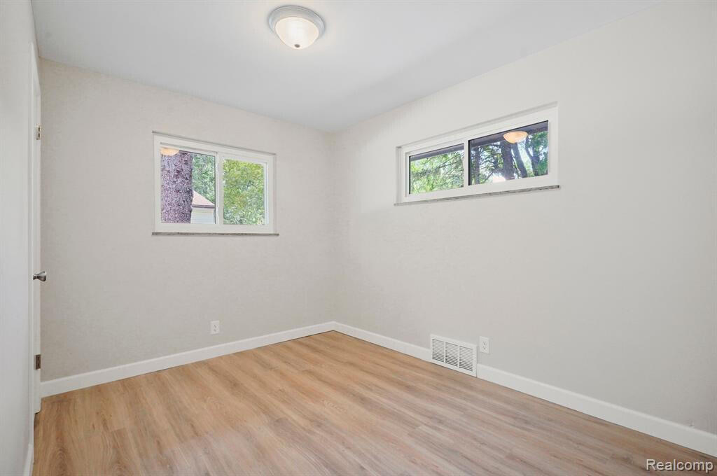 8820 Russell Street Utica, MI 48317 - Photo 9 of 23 8820_Bedrm