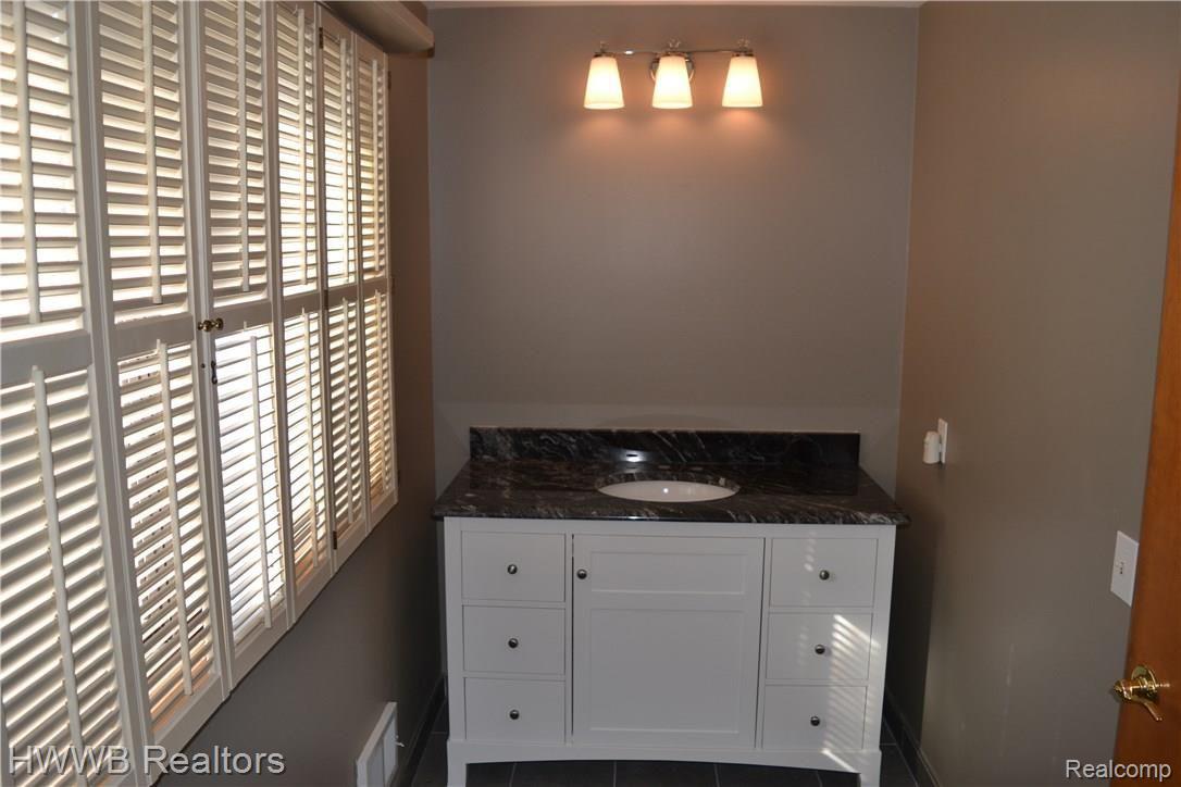 392 Ridgewood Road Rochester, MI 48306 - Photo 24 of 41 24 - 2nd Floor Full Bath.JPG