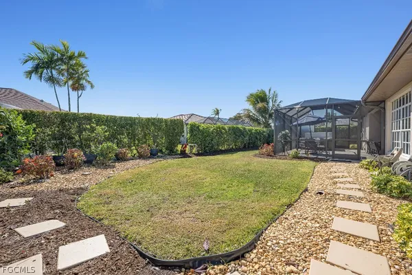 a view of a backyard