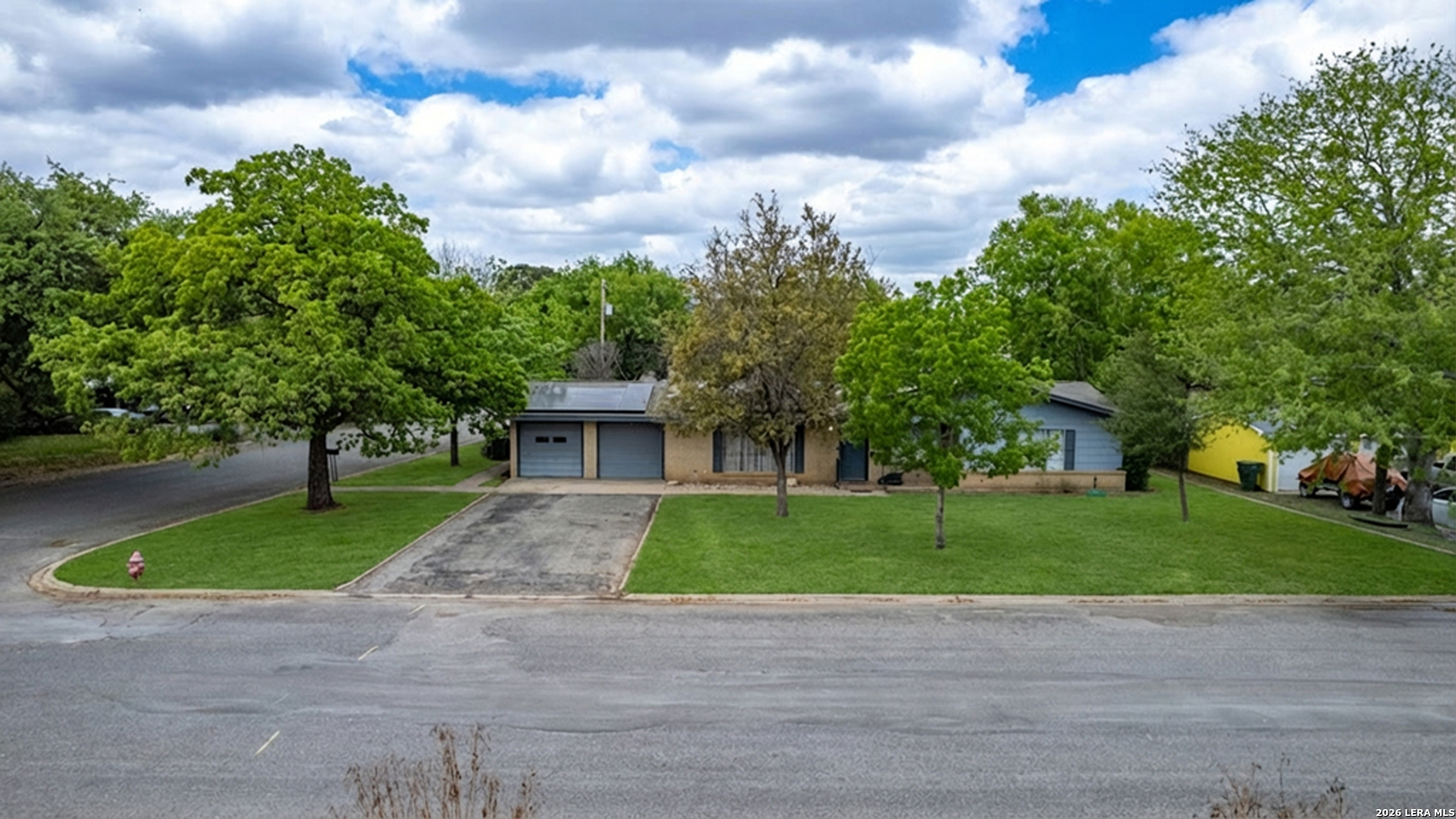 416 Minter Street Uvalde, TX 78801 - Photo 3 of 36