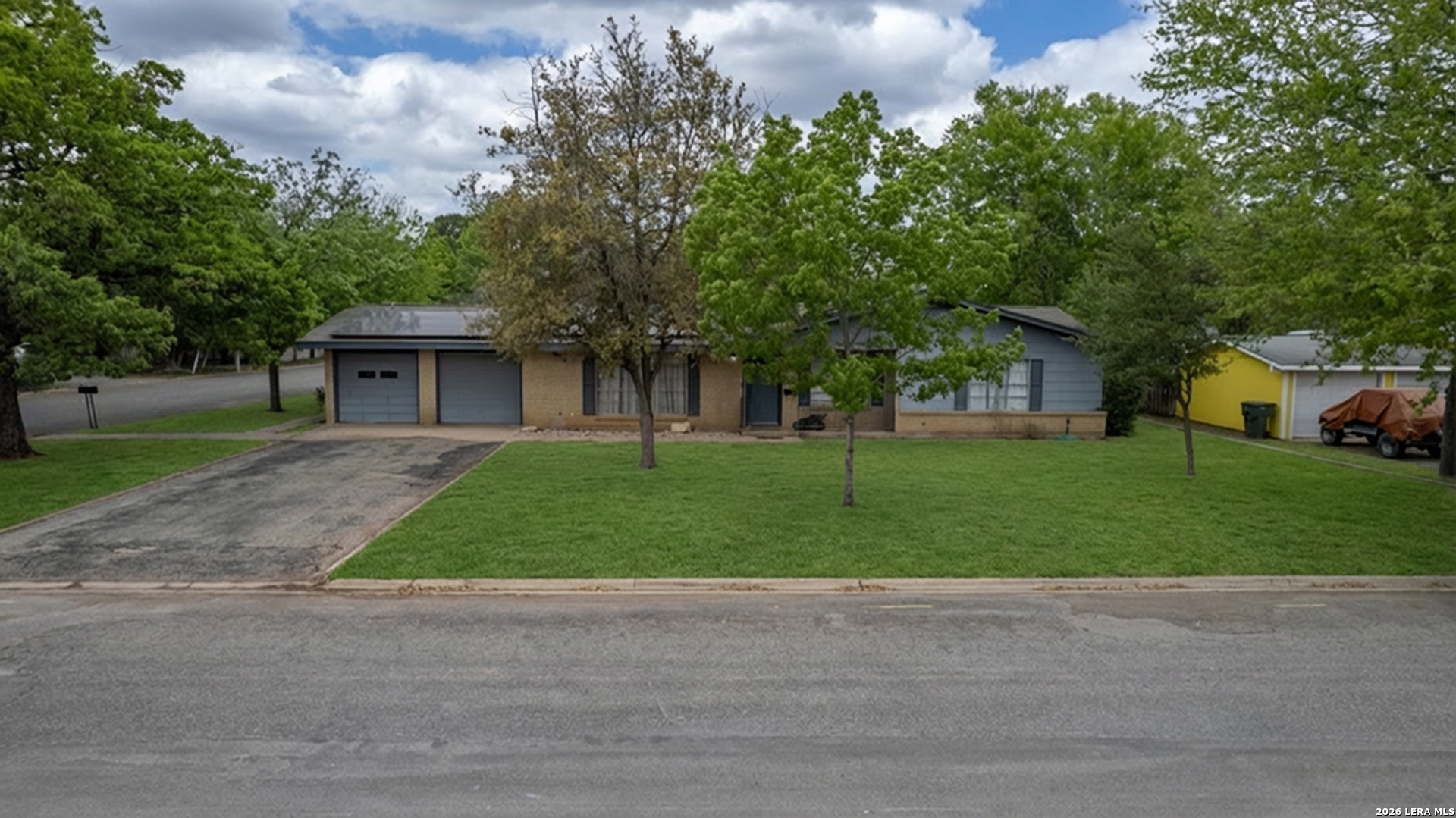 416 Minter Street Uvalde, TX 78801 - Photo 4 of 36