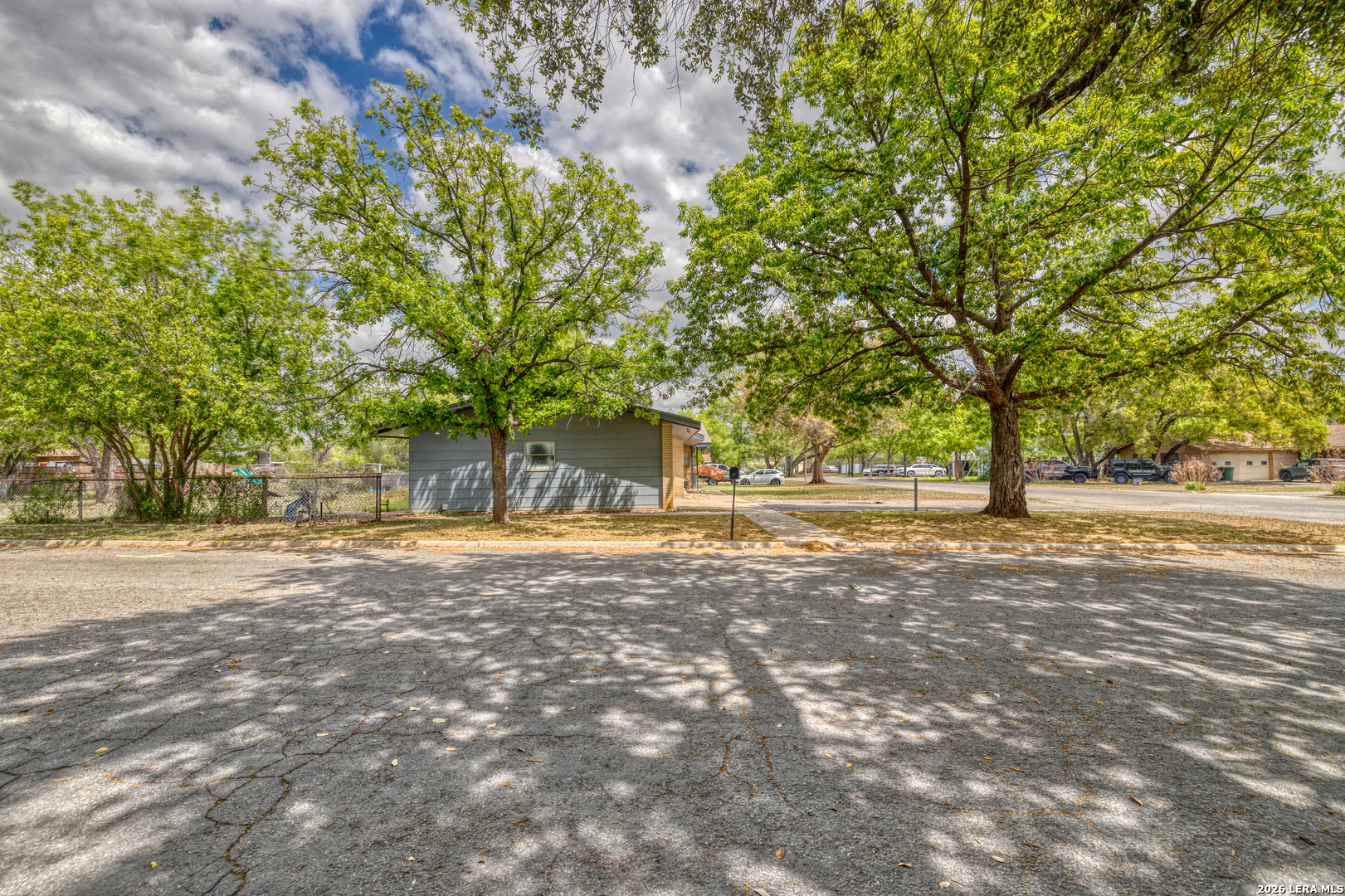 416 Minter Street Uvalde, TX 78801 - Photo 5 of 36