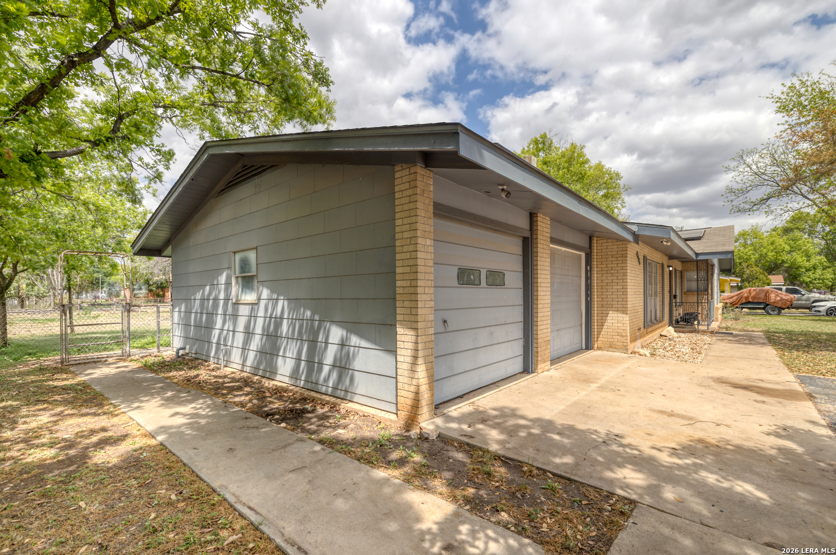 416 Minter Street Uvalde, TX 78801 - Photo 6 of 36