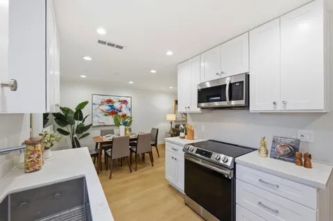 $898,000 | 209 Red Oak Drive East, Unit F, Sunnyvale, CA 94086