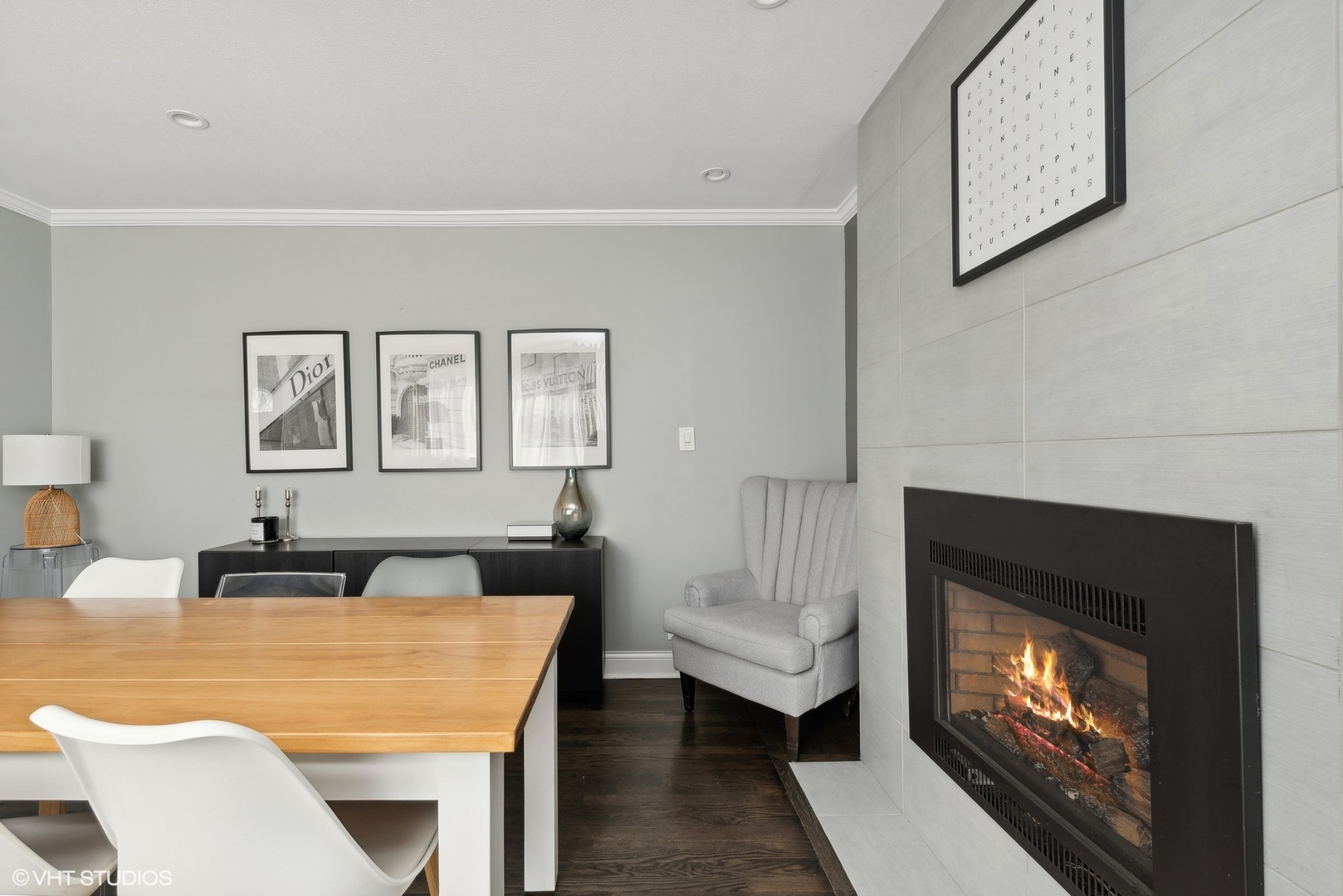 811 East Talbot Street Arlington Heights, IL 60004 - Photo 13 of 27 a dining room with a table and chairs