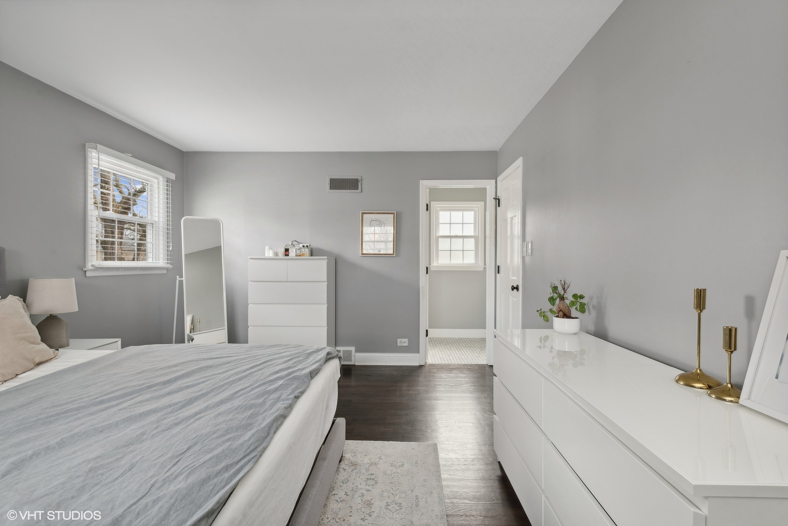 811 East Talbot Street Arlington Heights, IL 60004 - Photo 17 of 27 a bedroom with a bed and wooden floor
