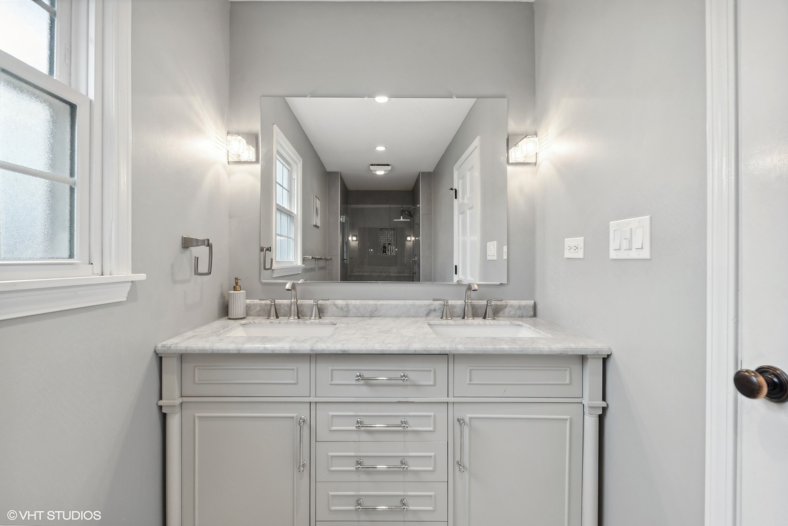 811 East Talbot Street Arlington Heights, IL 60004 - Photo 18 of 27 a bathroom with a sink and a mirror