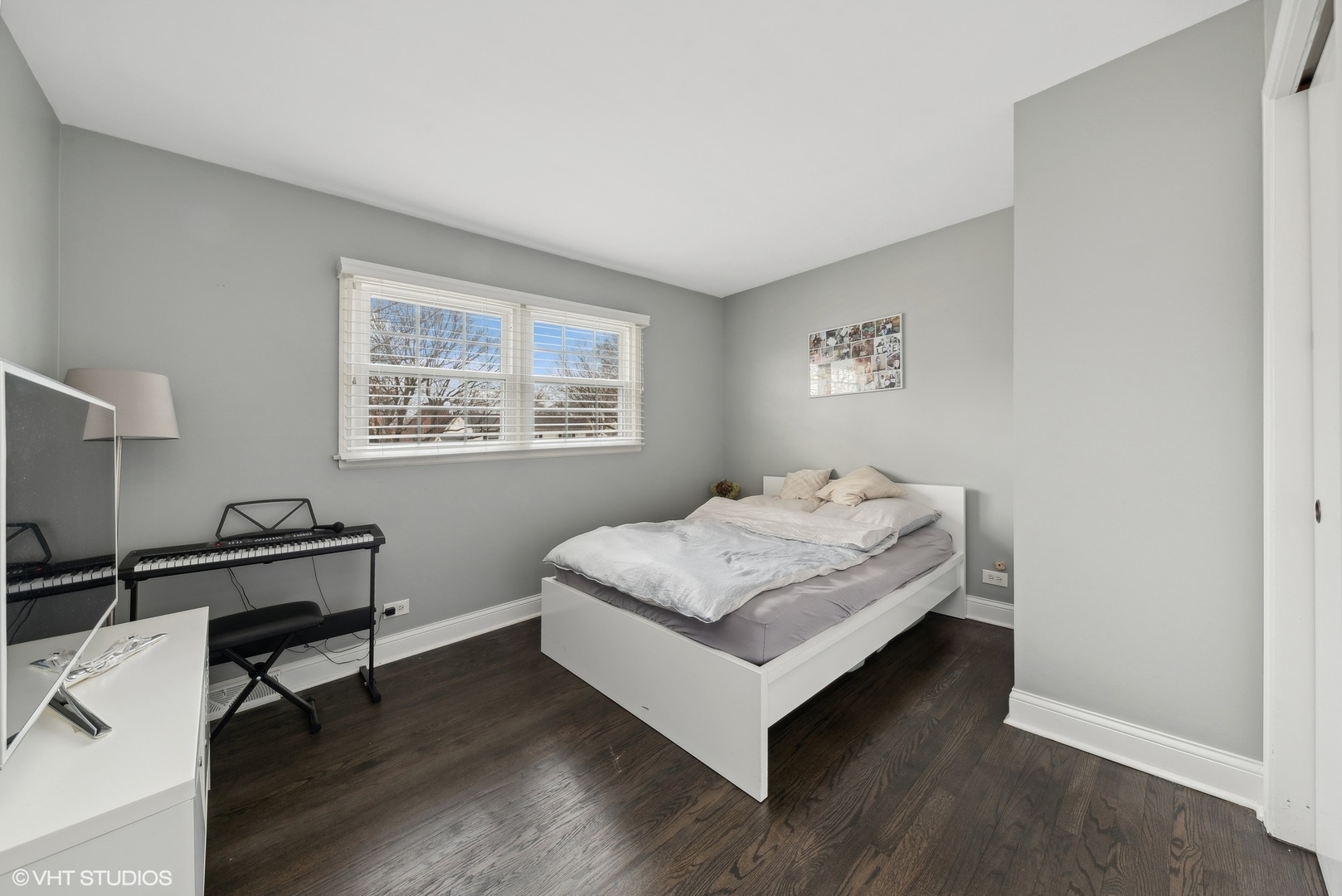 811 East Talbot Street Arlington Heights, IL 60004 - Photo 22 of 27 a bedroom with a bed and a desk