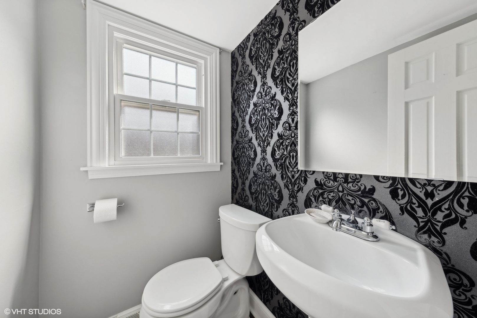 811 East Talbot Street Arlington Heights, IL 60004 - Photo 25 of 27 a bathroom with a sink and a toilet