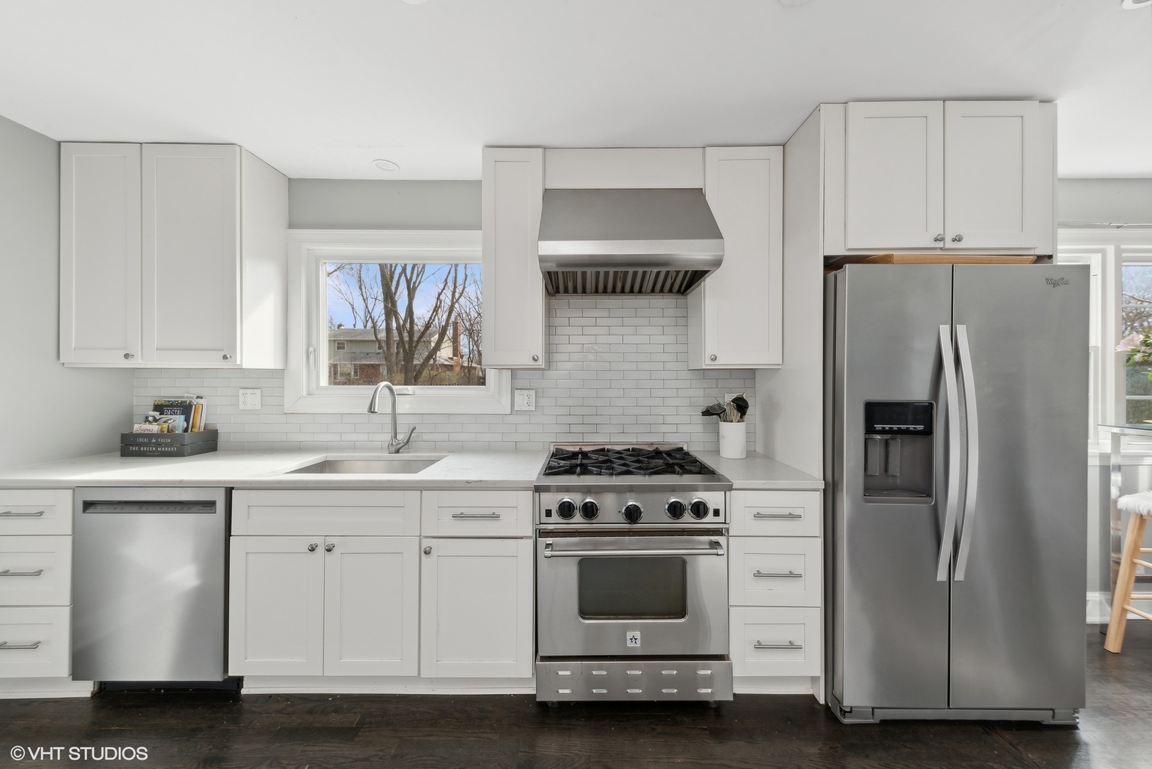 811 East Talbot Street Arlington Heights, IL 60004 - Photo 3 of 27 a kitchen with a stove sink and refrigerator