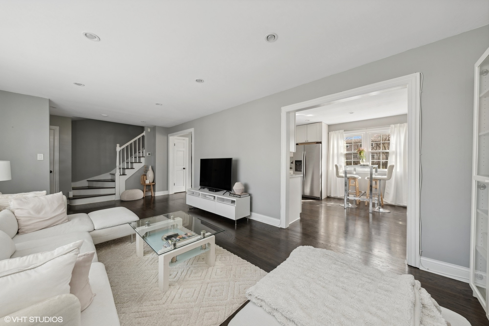 811 East Talbot Street Arlington Heights, IL 60004 - Photo 8 of 27 a living room with furniture and a flat screen tv