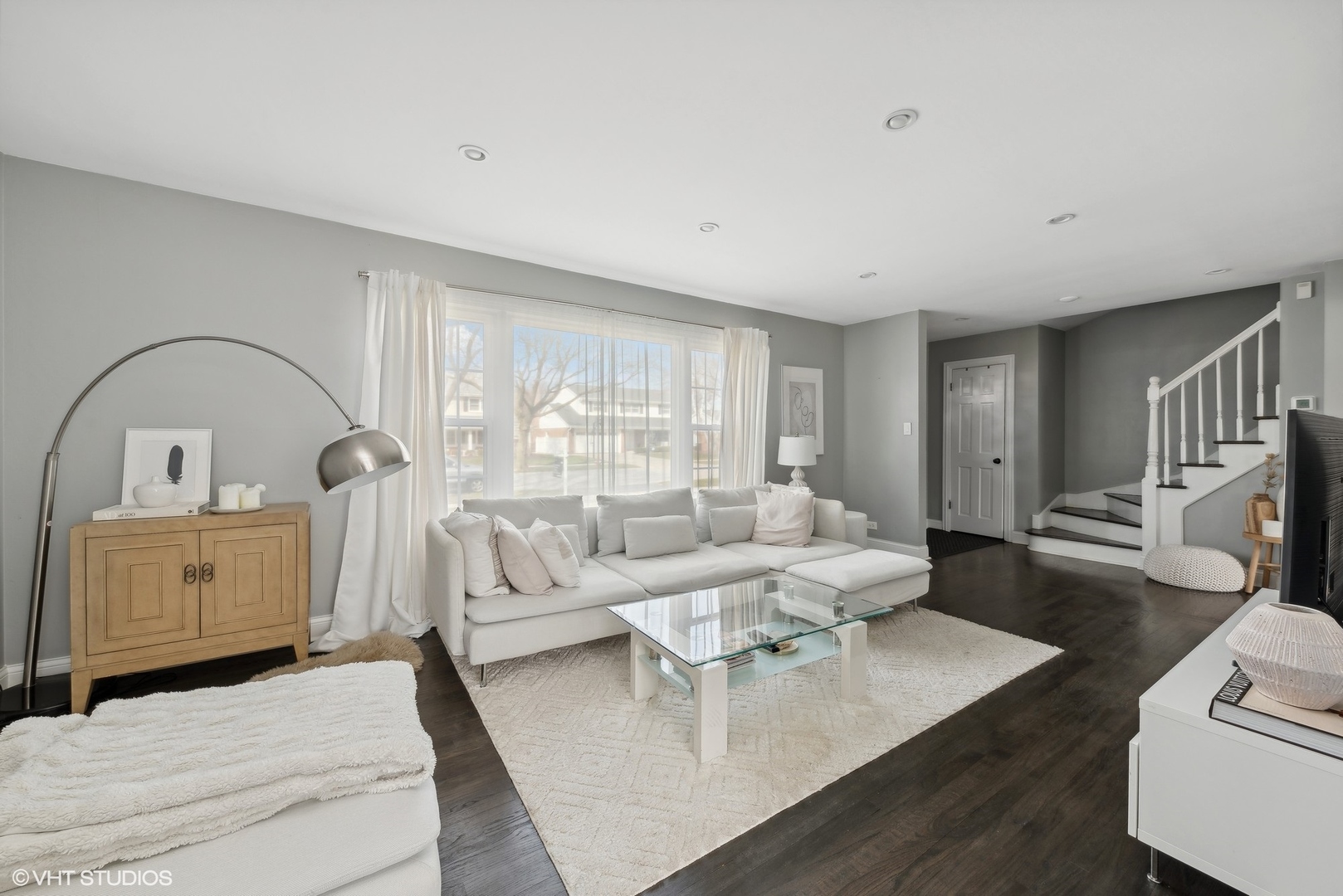 811 East Talbot Street Arlington Heights, IL 60004 - Photo 9 of 27 a living room with furniture and a window