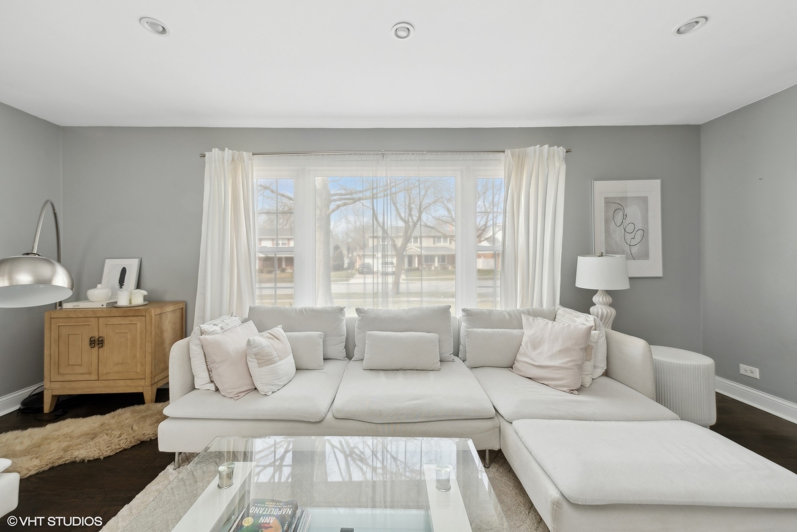 811 East Talbot Street Arlington Heights, IL 60004 - Photo 10 of 27 a living room with furniture and a large window