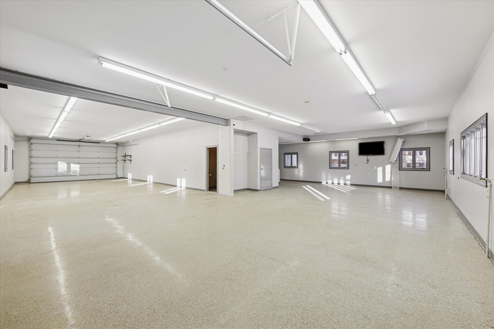 16W125 89th Street Burr Ridge, IL 60527 - Photo 13 of 15 a view of a livingroom with an empty space
