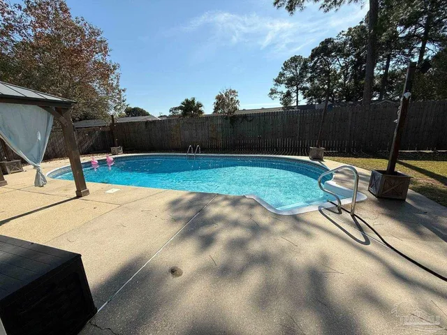 a view of a backyard