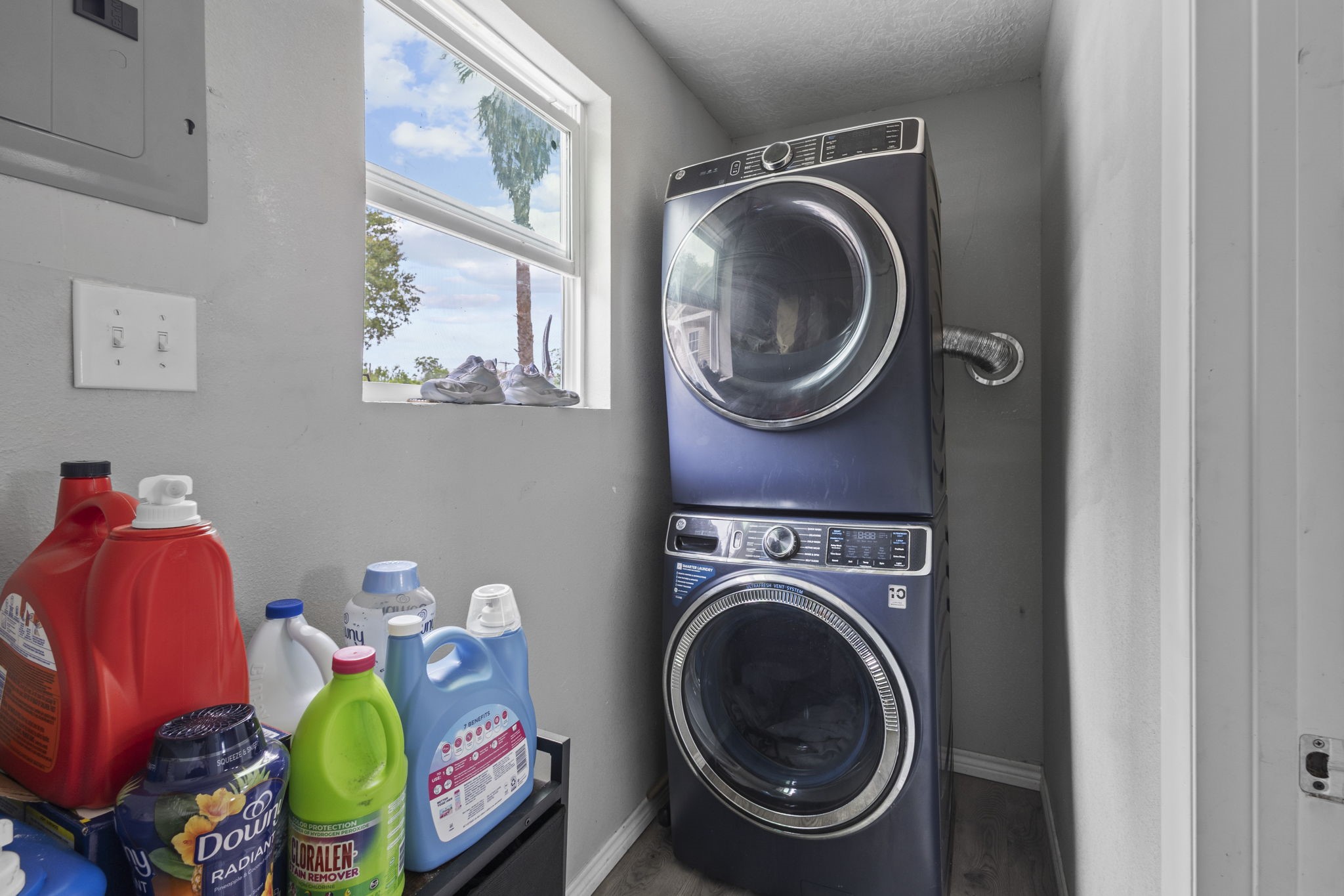 100 6th Avenue Nederland, TX 77627 - Photo 5 of 6 a living room with furniture and a mirror