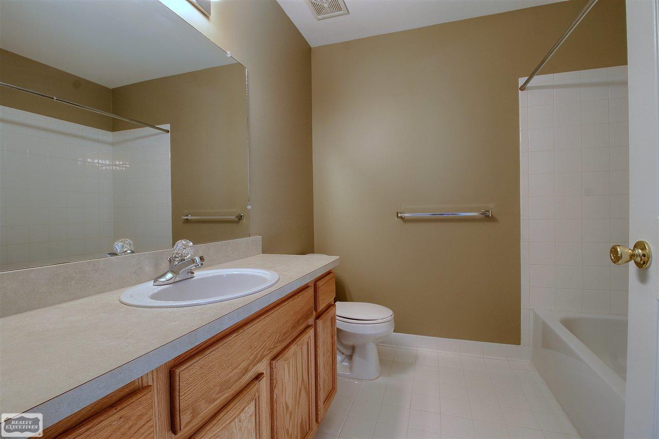 45955 Rhodes Drive Macomb, MI 48044 - Photo 26 of 27 31343361-25.JPG