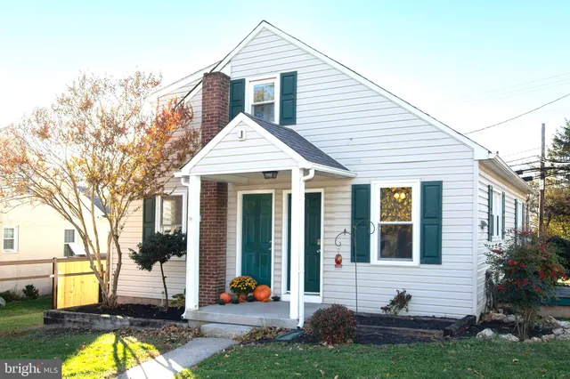 a view of a house with yard and chairs