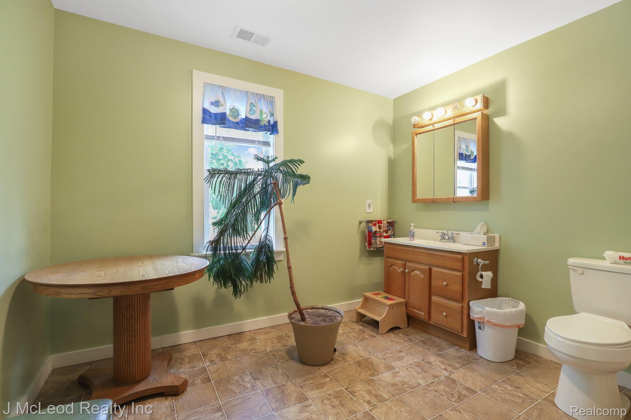 1916 Short Road Saginaw, MI 48609 - Photo 32 of 52 Gallery Image 32