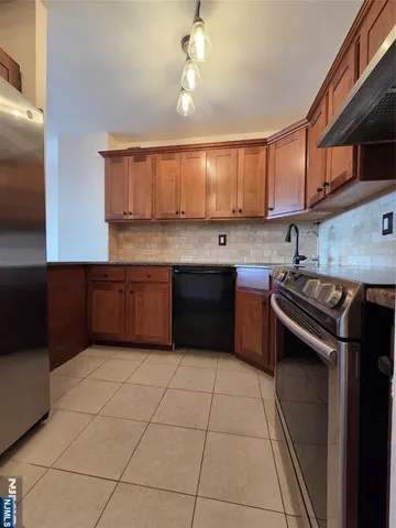 $2,900 | 770 Anderson Avenue, Unit 11C, Cliffside Park, NJ 07010