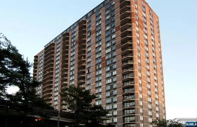 $2,900 | 770 Anderson Avenue, Unit 11C, Cliffside Park, NJ 07010