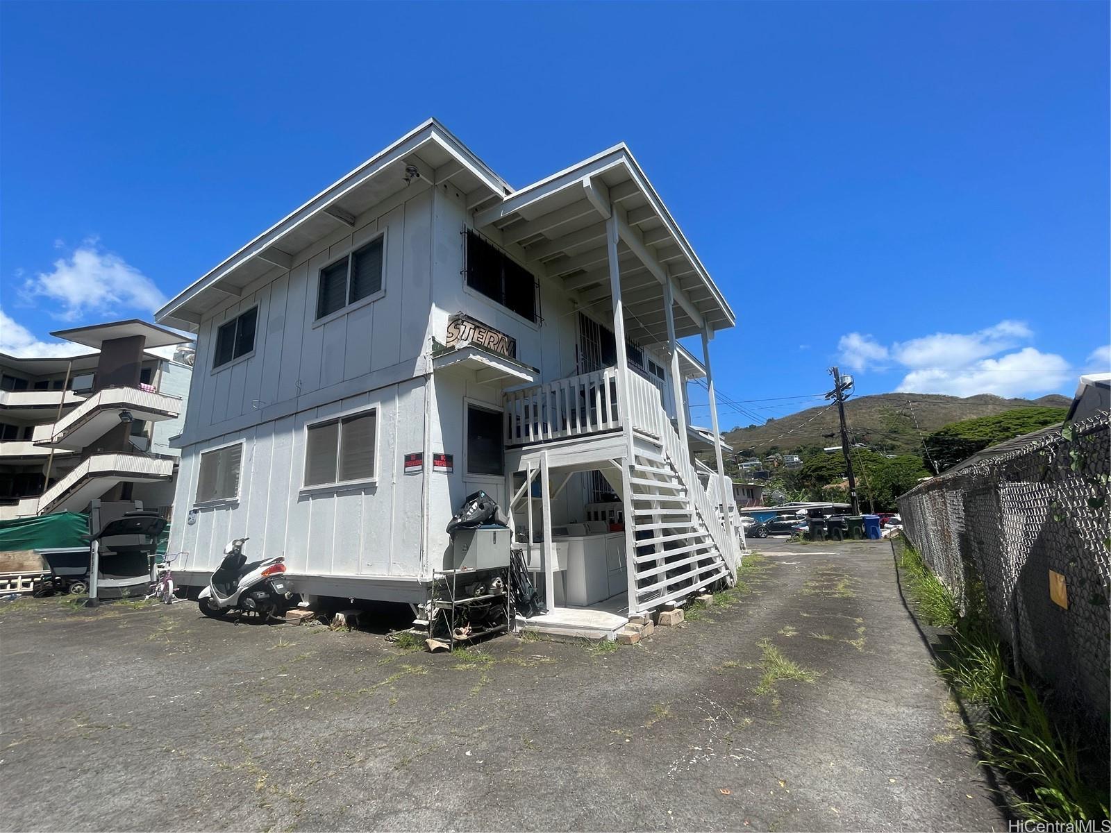 1940 Pacific Heights Road Honolulu, HI 96813 - Photo 3 of 3 a view of a house with backyard and porch