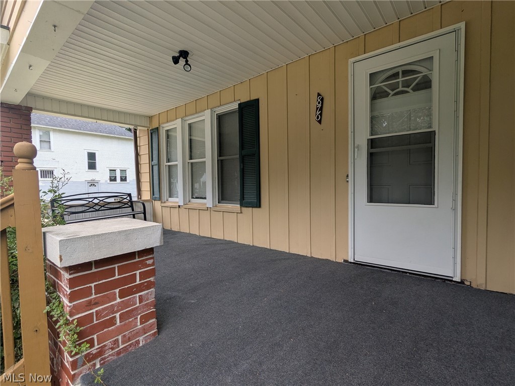 876 Avon Street Akron, OH 44310 - Photo 3 of 33