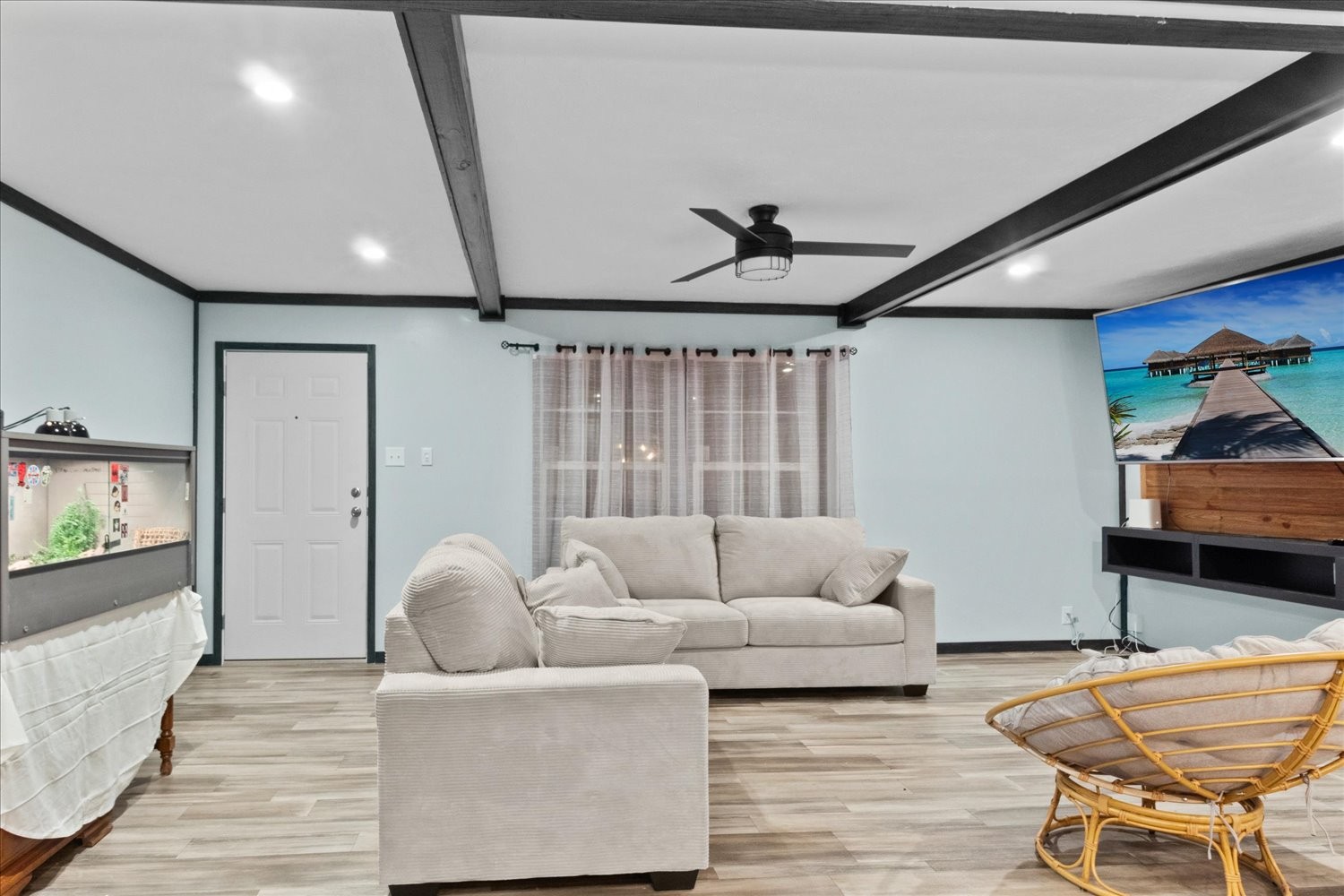 1416 South High Street Columbia, TN 38401 - Photo 4 of 24 a living room with furniture and a wooden floor