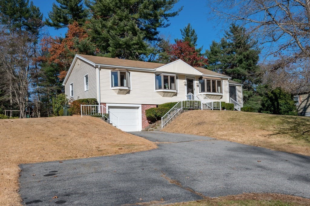 1897 Quaker Street Northbridge, MA 01534 - Photo 3 of 25 Gallery Image 3