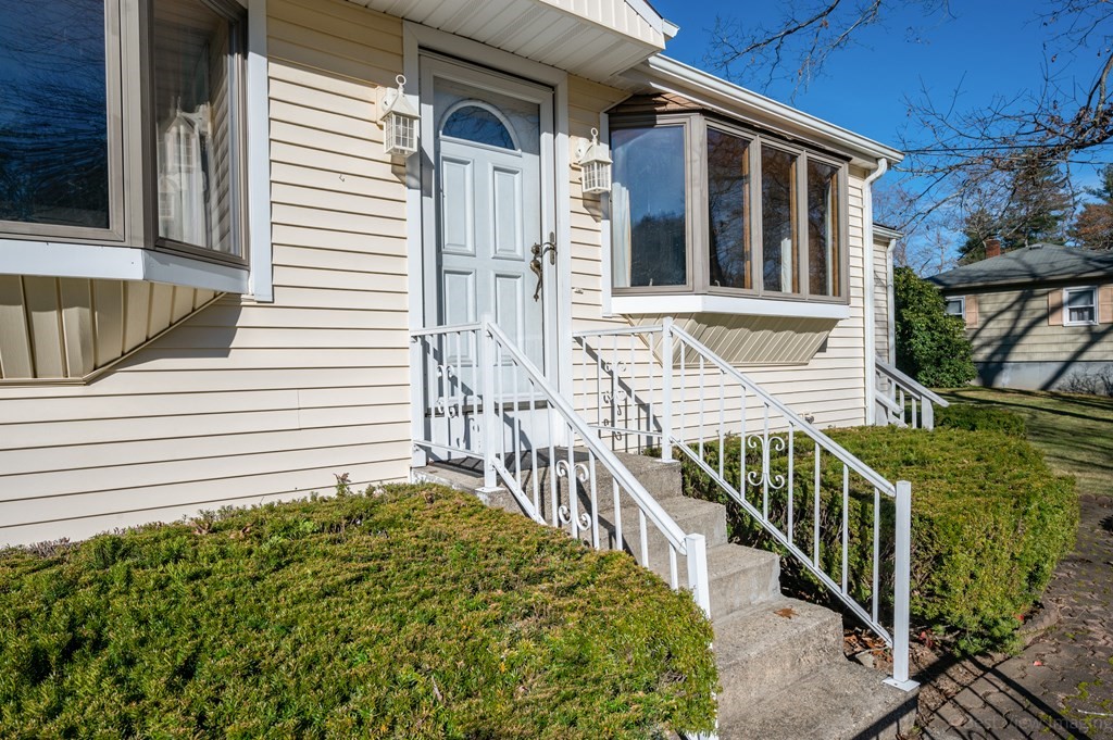 1897 Quaker Street Northbridge, MA 01534 - Photo 4 of 25 Gallery Image 4
