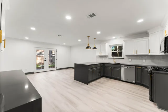 $385,000 | 26 East Woodtimber Court, Spring, TX 77381